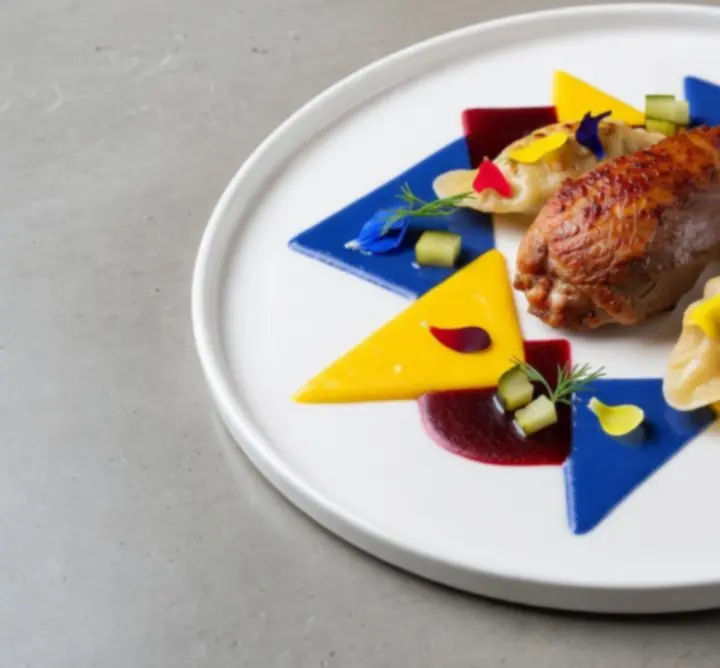 Autorskie danie w geometrycznej, kolorowej kompozycji na talerzu w restauracji Zagrywka Zone
